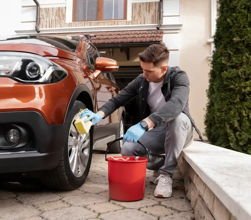 Lavage auto à domicile Cléré-les-Pins : professionnel intervenant sur un véhicule